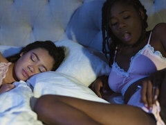 Chambre à dormir, Interracial, Léchez, Masturbation, Rasée, Maigrichonne, Adolescente, Mariage