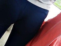 Filmando a bunda da novinha ( calcinha marcando)