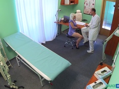 Leie, Blondine, Besamung, Arzt, Hundestellung, Lecken, Muschi, Uniform