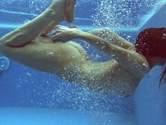 Plage, Gros cul, Gros seins, Brunette brune, Piscine, Public, Solo, Sous marin