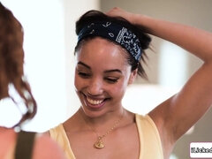 18 ans, Noir ébène, Face assise, Hd, Interracial, Lesbienne, Lingerie, Adolescente