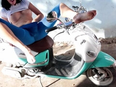 Хд, Оргазм, На природе, Трусики, Писсинг, На публике, Соло, Сквиртинг