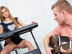 Blond, Pijpbeurt, Hondjeshouding, Vingeren, Likken, Kut duiken, Geschoren, Tiener