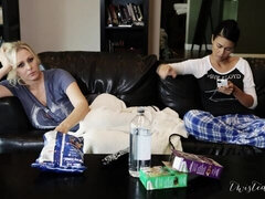 Большие сиськи, Межрасовый секс, Поцелуи, Лизание, Белье, Киски, Бритые, Игрушки