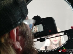 Chica, Entre bastidores, Tetas grandes, Realidad