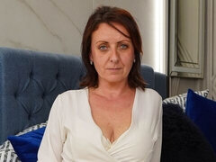 Grote mammen, Bruinharig, Rondborstig, Masturbatie, Moeder die ik wil neuken, Kort haar, Alleen, Strippen