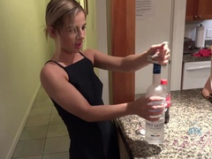 ビーチ, ビキニ, ブロンド, 彼女, 小柄, 公共, タトゥー, オッパイの