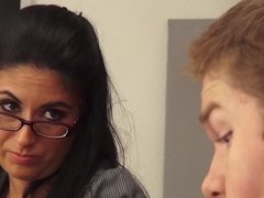 Grosse bite, Sucer une bite, Brunette brune, Tir de sperme, En levrette, Hd, Seins naturels, Professeur