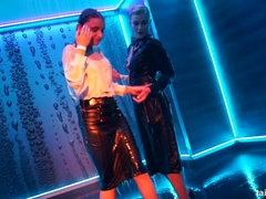 Blond, Bruinharig, Dansen, Leer, Naakt, Satijn, Nat