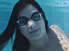 Gros seins, Européenne, Hard, Nue  à poil, Piscine, Public, Softcore, Sous marin