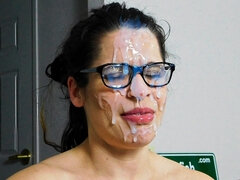 Amateur, Brunette brune, Bukkaké, Fétiche, Lunettes, Mère que j'aimerais baiser, Public, Réalité