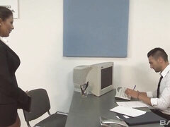 Gros cul, Grosse bite, Sucer une bite, En levrette, Bureau, Portugaise, Secrétaire, Tatouage