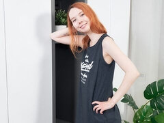 18 jaar, Enthousiasteling, Vingeren, Masturbatie, Mager, Alleen, Strippen, Tieten likken