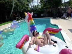 Mamada, Al aire libre, Piscina, Adolescente, Tetas, Juguetes