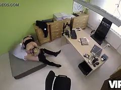 Vip4k. el agente de credito esta enamorado de su joven cliente y la usa