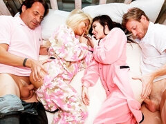 Amateur, Gros cul, Sucer une bite, En levrette, Groupe, Seins naturels, Maigrichonne, Adolescente