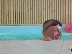 Leie, In den arsch, Blondine, Blasen, Aufs gesicht abspritzen, Hardcore, Pool, Tätowierung