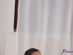 Stellung 69, Bad, Grosse titten, Braunhaarige, Gesichtssitzen, Küssen, Lecken, Piercing