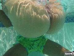 Arsch, Tussi, Grosser arsch, Grosser schwanz, Blasen, Interrassisch, Pov, Unter wasser