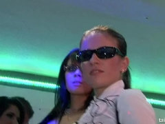 Braunhaarige, Bekleidet, Interrassisch, Lesbisch, Lecken, Pornostars, Swingers, Nass