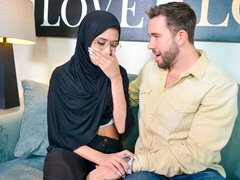 Gros cul, Sucer une bite, Brunette brune, Lunettes, Énorme, Mère que j'aimerais baiser, Pute, Tatouage