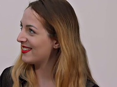 美女, フェラチオ, イギリス人, 着衣女と全裸男, フェムドム, グループ, ヒール, 下着