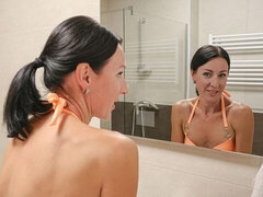 Amateur, Gros cul, Brunette brune, Doigter, Masturbation, Mère que j'aimerais baiser, Douche, Solo