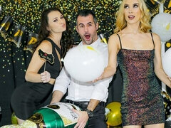 18 años, Culo grande, Verga grande, Mamada, Estilo perrito, Ffm, Tetas naturales, Adolescente