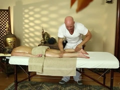 Grosse titten, Blondine, Massage, Öl, Tätowierung