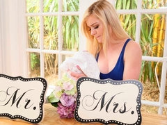 Blonde, Sucer une bite, En levrette, Branlette thaïlandaise, Rasée, Maigrichonne, Dénudage, Nénés