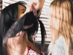 Grosse titten, Blondine, Braunhaarige, Hd, Küssen, Nippel, Jungendliche (18+), Flotter dreier