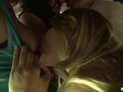 Enthousiasteling, Blond, Natuurlijke tieten, Doordringend, Openbaar, Tatoeage, Tiener, Tieten likken