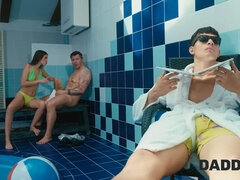 Beauté, Brunette brune, Tromperie, Papa, Hd, Piscine, Criant, Nénés