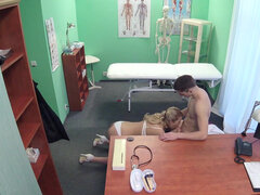 Grosse titten, Blasen, Arzt, Höschen, Muschi, Sich ausziehen, Scherzbold, Spanner