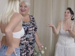 Morena, Abuelita, Besar, Lesbiana, Mamá, Adolescente, Trio, Tetas