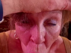 Sucer une bite, Brunette brune, Femme couguar, Mamie, Talons, Mature, Mère que j'aimerais baiser, Suçant