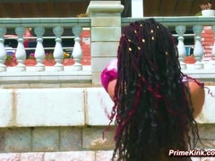 Brunette brune, Domination, Noir ébène, Fétiche, Groupe, De plein air, Public, Voyeur