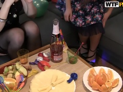 Blondine, Braunhaarige, Hochschule, Absätze, Lesbisch, Dusche, Strümpfe, Tätowierung