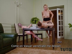 Blond, Rondborstig, Hondjeshouding, Fetisj, Moeder die ik wil neuken, Natuurlijke tieten, Kousen, Tieten likken