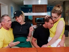 お尻, デカ尻, ブロンド, フェラチオ, バック, 手コキする, キス, なめる