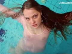 18 jahre, Arsch, Grosse titten, Frau, Pool, Solo, Eng, Unter wasser