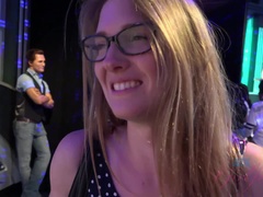 Leie, Blondine, Fingern, Freundin, Im freien, Öffentlich, Muschi, Nass