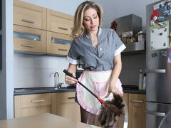 In den arsch, Arsch, Grosser schwanz, Grosse titten, Blondine, Hundestellung, Hausmädchen, Milf