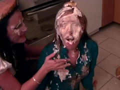 Брюнетки, Женские бои, Фетиш, Еда, Поцелуи, Лизание, Колготки, Киски