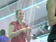 Blond, Bruinharig, Genootschap, Dansen, Lesbisch, Likken, Pornster, Swinger