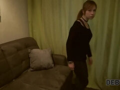 Debt4k. El pene coleccionista experimentado le recuerda a la chica