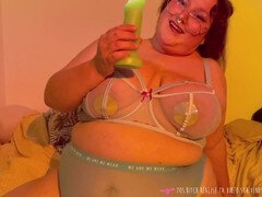 Vends-ta-culotte - voluptueuse femme pulpeuse fait du wax play sur ses énormes seins et utilise sa salive - fétiche