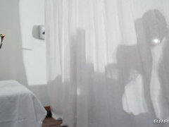 Sucer une bite, Brunette brune, 2 femmes 1 homme, Rousse roux, Tatouage, Plan cul à trois