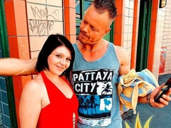 Gros cul, Grosse bite, Sucer une bite, Brunette brune, Mère que j'aimerais baiser, De plein air, Public, Nénés