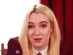 18, 素人, イギリス人, 露出狂, 入門, 女子高生, ユニフォーム